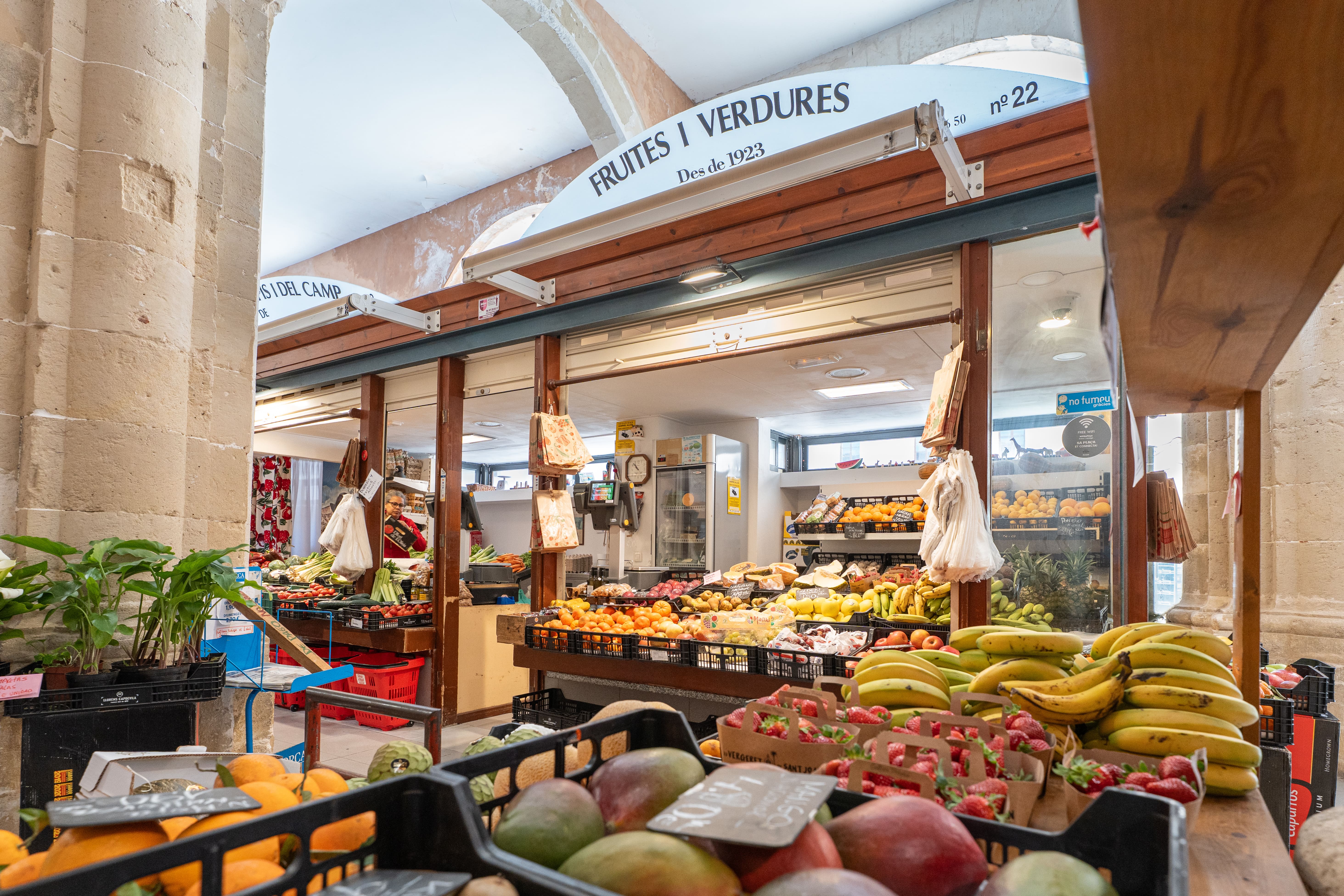 es-mercat-des-claustre-awaita-guia-turistica-menorca-3