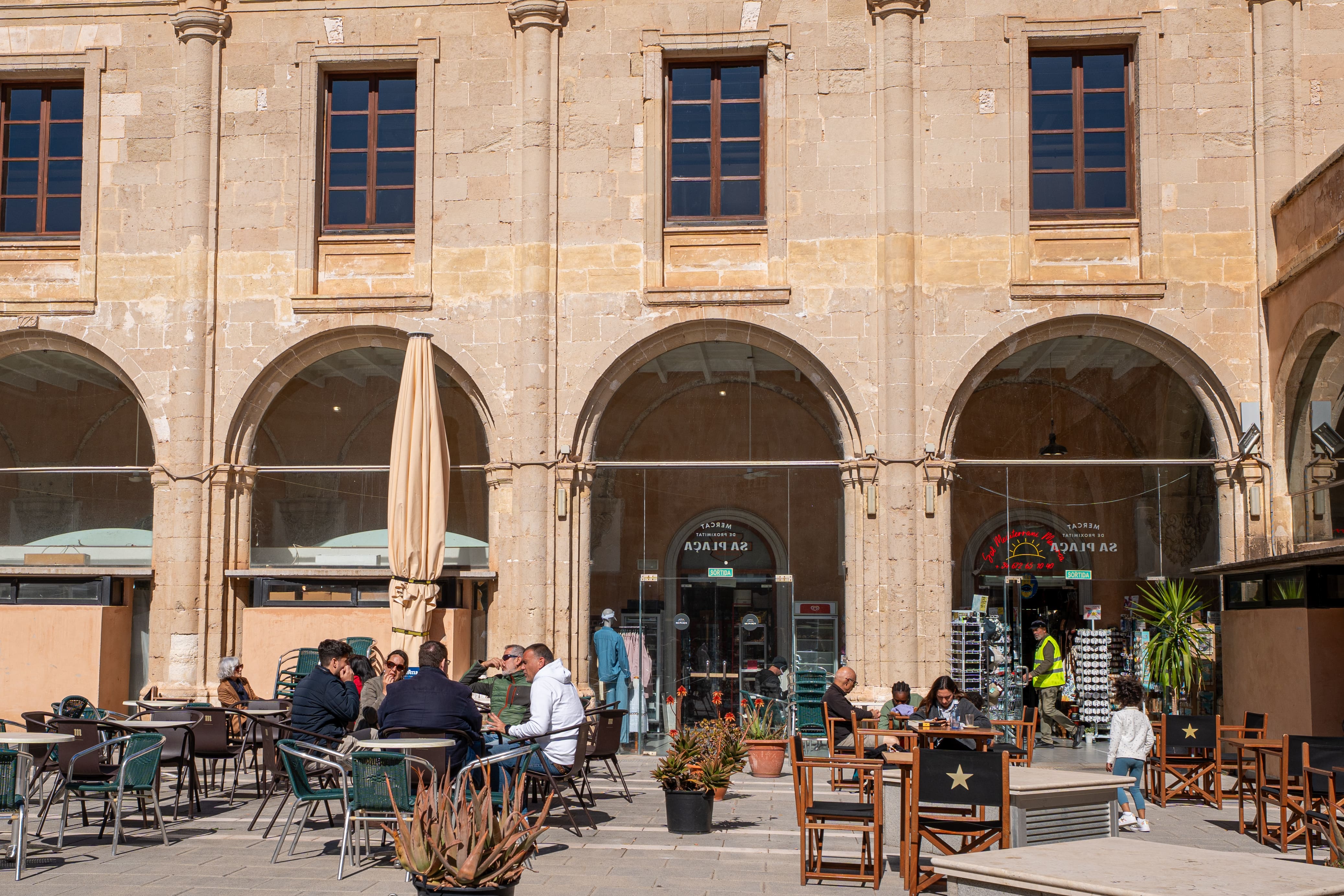 es-mercat-des-claustre-awaita-guia-turistica-menorca-4