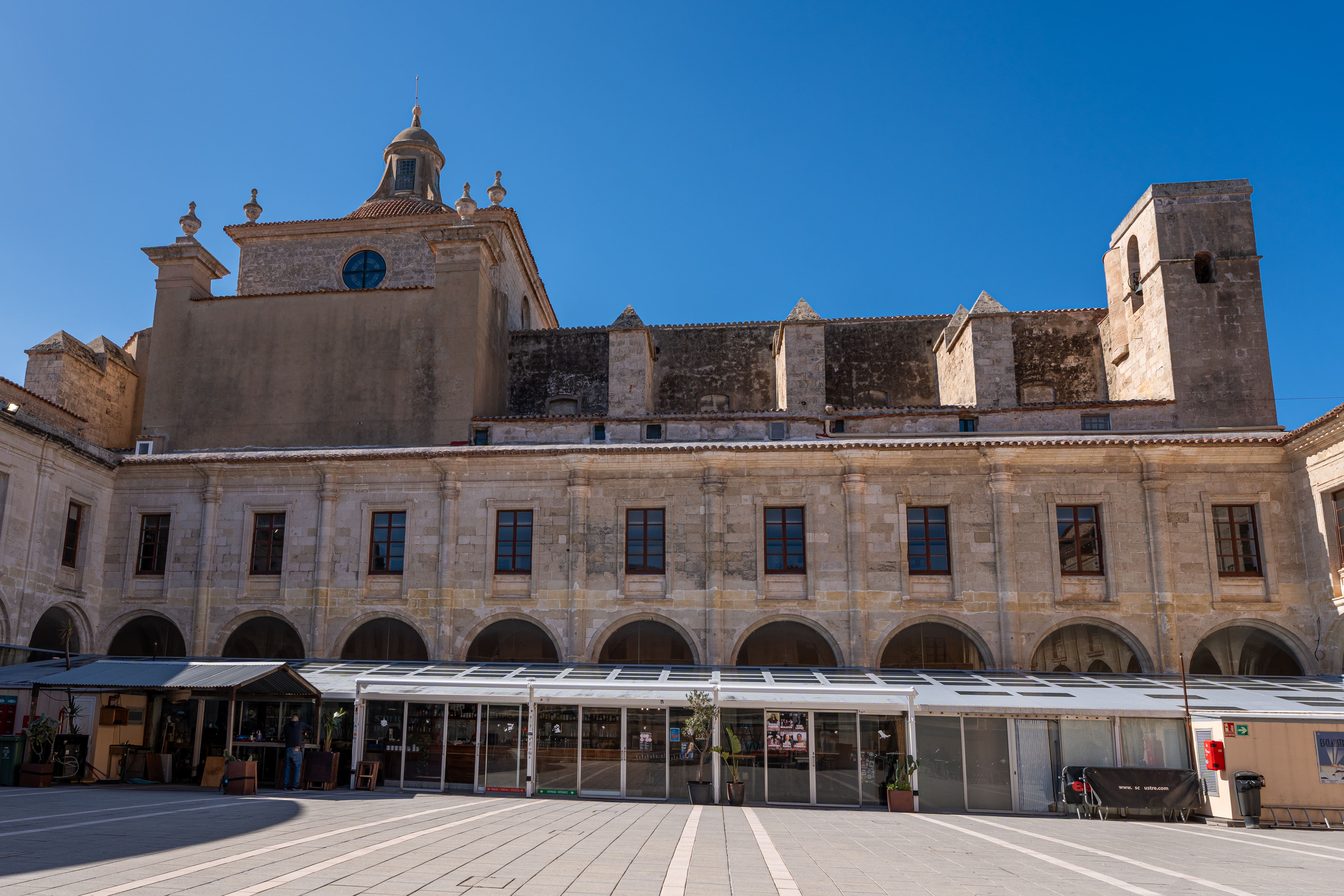 es-mercat-des-claustre-awaita-guia-turistica-menorca-5
